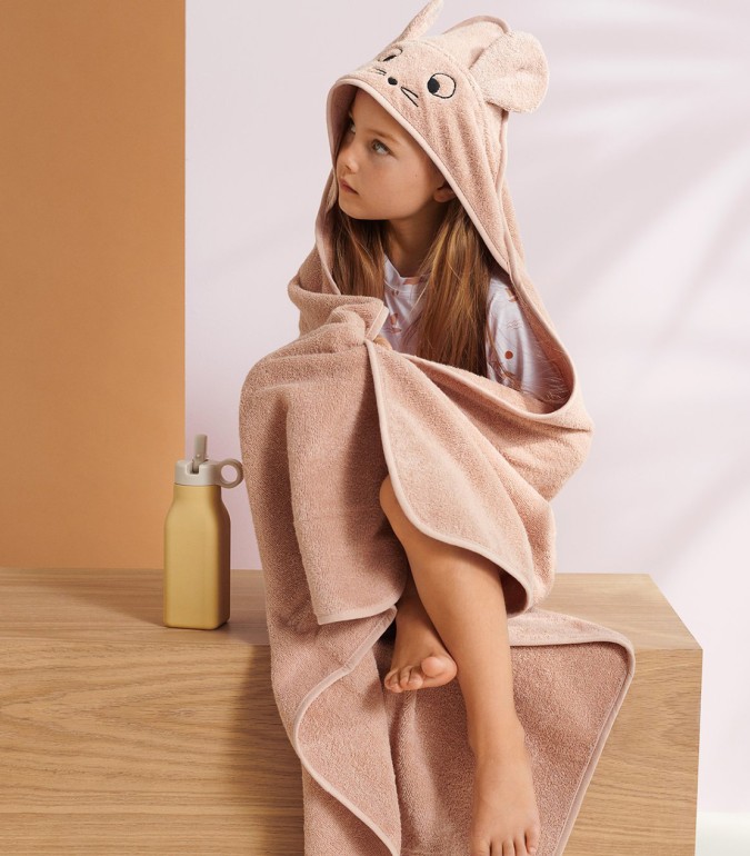 Une enfant en cape de bain rose